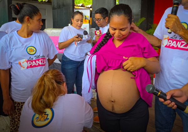 La Madre Panza 2026 midió 48 centímetros, la afortunada una mamá capitalina con embarazo de mellizos