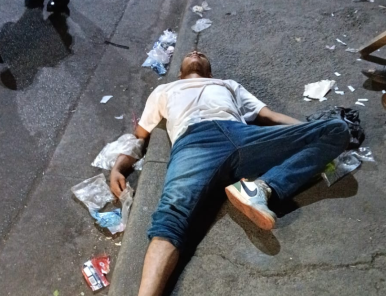 Hombre es lanzado como saco de papas de un bus cerca de los semáforos del barrio La Fuente, Managua
