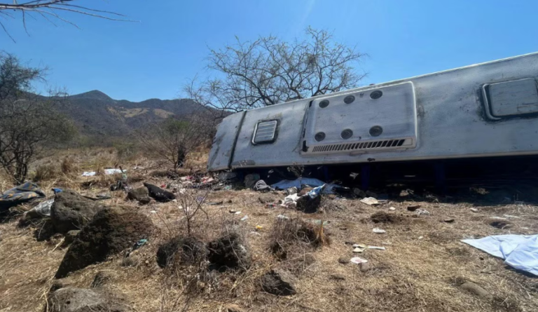 Volcadura de autobús en Nayarit deja al menos 11 personas muertas y 31 lesionadas en México