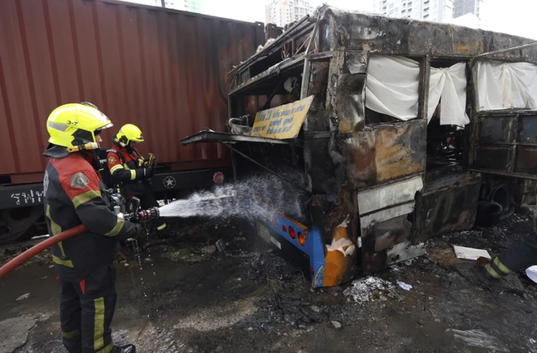 Al menos 8 muertos y 25 heridos tras un choque entre un tren y un autobús que se incendió en Bangkok