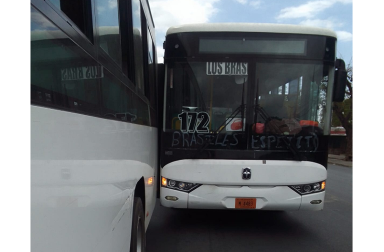 Colisión entre dos buses causó fuerte congestionamiento vehícular y leves daños materiales, en Managua