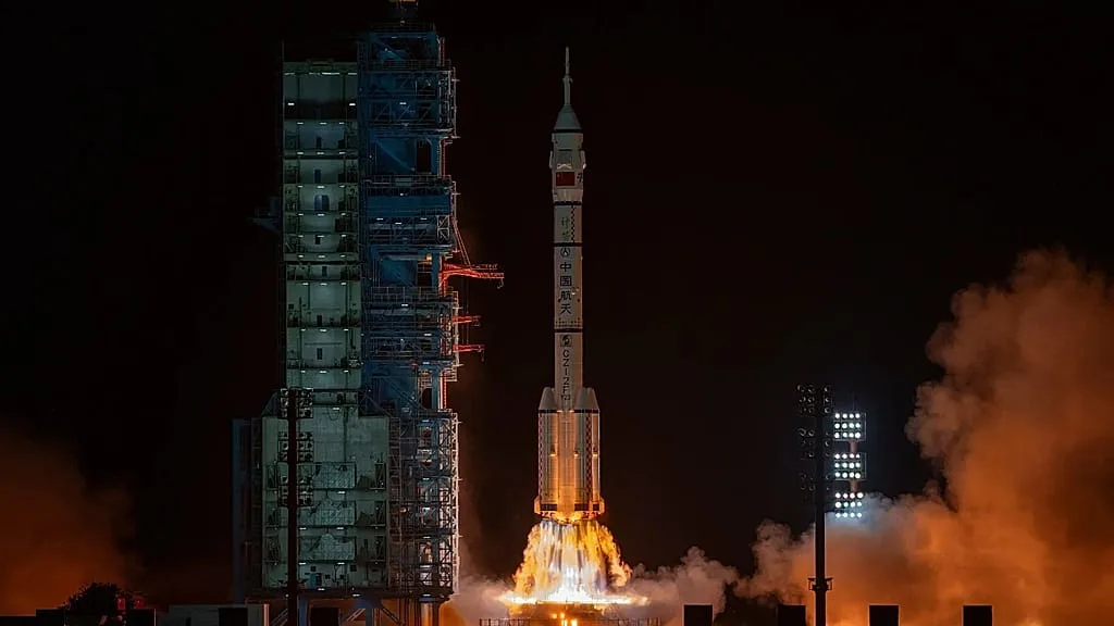 China lanzó nave espacial tripulada hacia la estación Tiangong