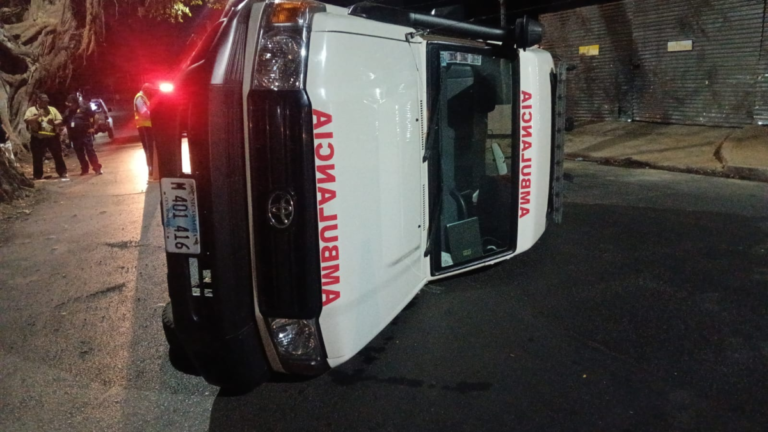 Ambulancia se vuelca a punto de llegar al Hospital Monte España