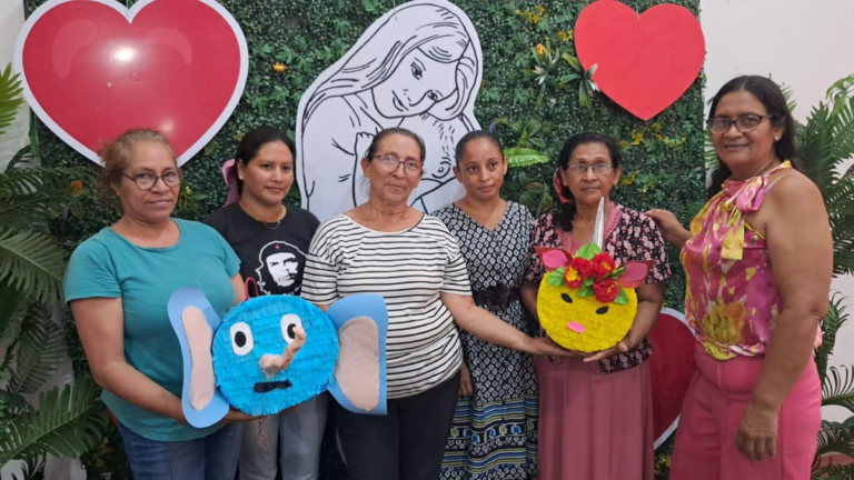 Protagonistas se capacitan en diseño de piñatas creativas en todo el país