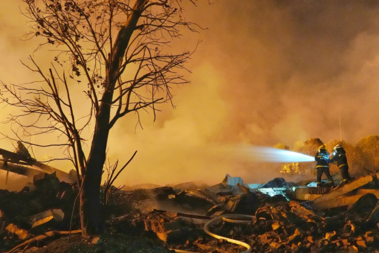Explosión en fábrica de juegos artificiales en China causa 26 muertos