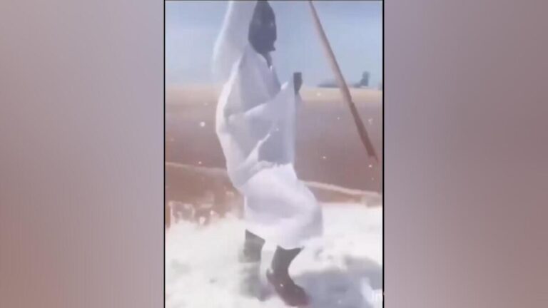 Nigeriano escapa de morir cuando imitaba a Moisés ordenándole al mar que se abriera