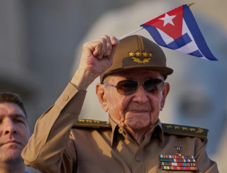 Raúl Castro reafirma defensa de la Revolución: “Seguiré marchando al frente de mi pueblo”