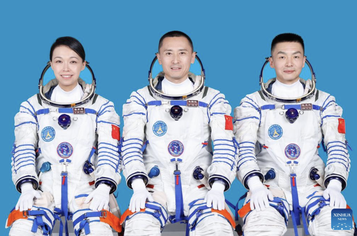 Zhu Yangzhu, Zhang Zhiyuan y Lai Ka-ying. Foto de Agencia Xinhua