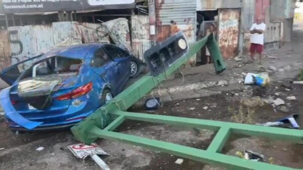 Conductor derriba semáforo cerca del Autolote El Chele