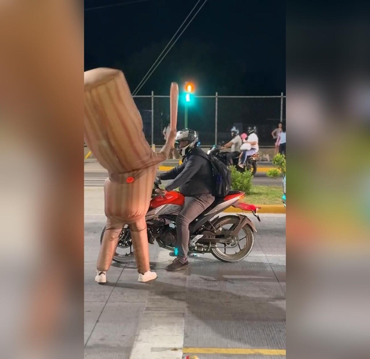 Muñecos de la Alcaldía de Managua 'dan palo' a los que irrespetan el paso peatonal