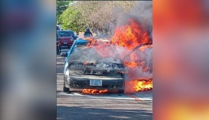 Carro arde en Sabana Grande-Nindirí km 36