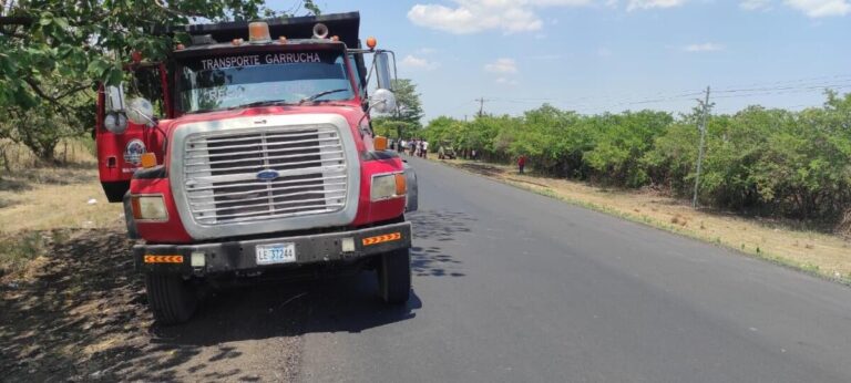 Malpaisillo: joven resulta con piernas fracturadas al estrellar moto contra volquete