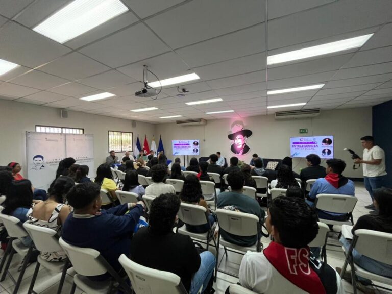 Estudiantes de Universidad Casimiro Sotelo fortalecen capacidades en comunicación e IA