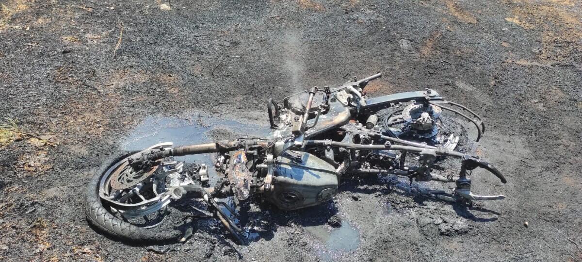 Tras el impacto la moto placa LE 75699 se incendió