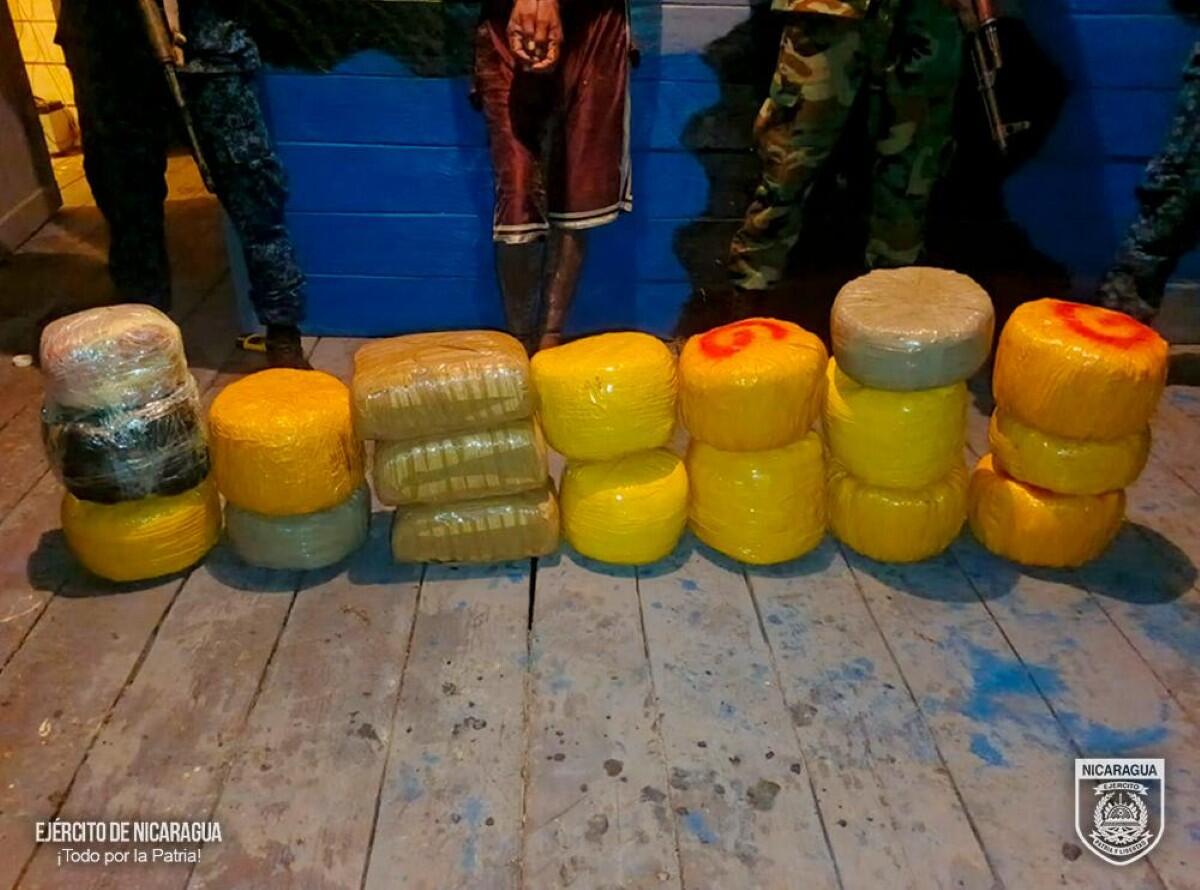 Caen dos sujetos con marihuana y fusiles