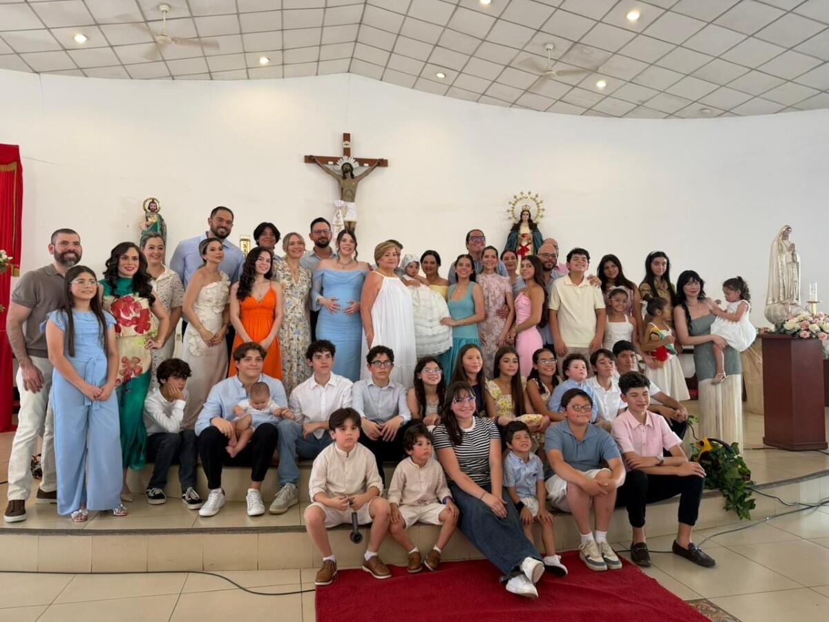 El domingo 10 de Mayo recibió el Sagrado Bautismo Yamila Alí Daana Ortega, hija de Alí y Luciana, nieta de Daniel y Rosario