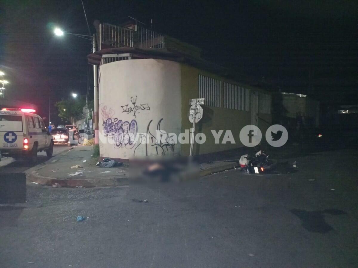 Madrugada fatal: Pierde el control en una vuelta y choca contra pared