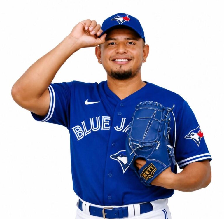 Ángel Obando firmó con Toronto