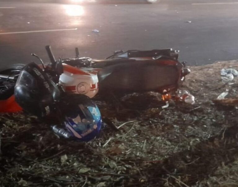 ¡Tras palos, cuernos! Se le zafa la cadena a su moto y luego es atropellado por vehículo