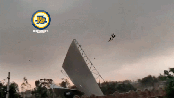 Hombre vuela por los aires arrastrado por una tormenta, en India