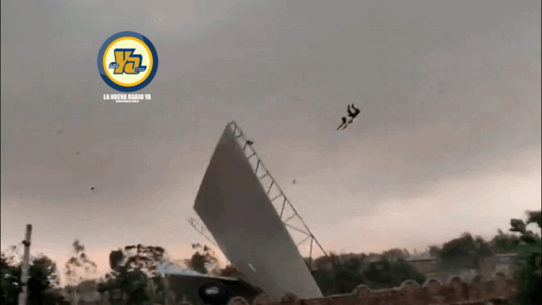 Hombre vuela por los aires arrastrado por una tormenta, en India