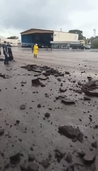 Rayo provoca enorme grieta en aeropuerto del sureste de Venezuela