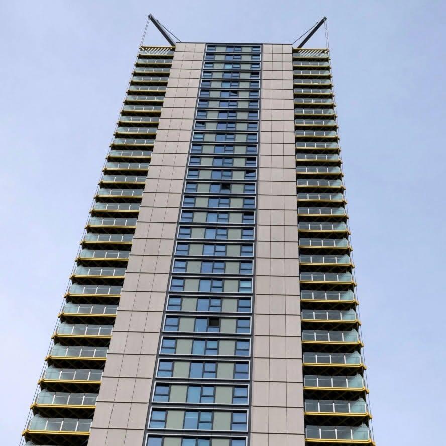 Desde este edificio se lanzaron al vacío