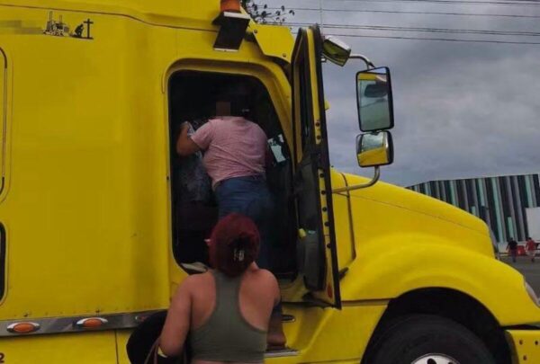 Detienen a furgoneros por trasladar nicaragüenses sin documentos en Costa Rica