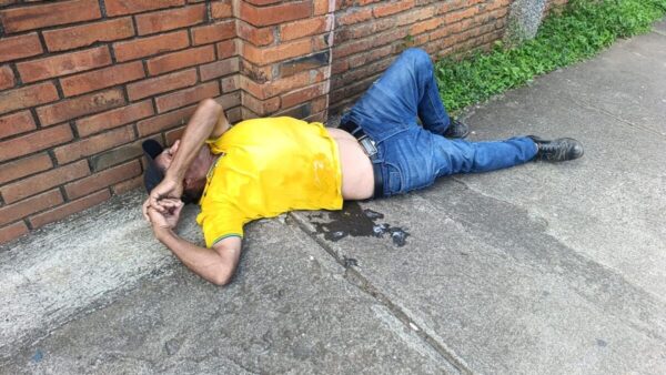 Hombre ingiere veneno frente a canal de televisión en Managua