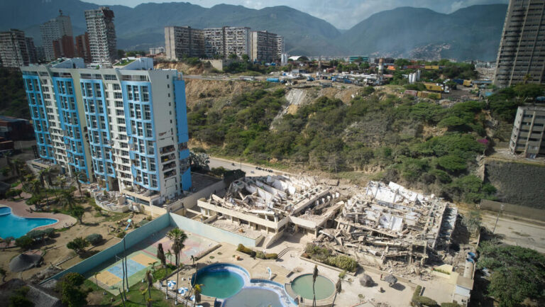 Se derrumba hotel donde se hospedaban familiares de beisbolistas, tras terremotos en Venezuela