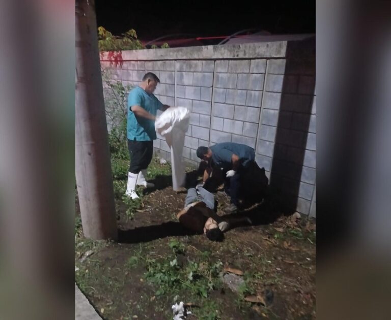 Dueño de bar muere al impactar en moto contra poste cerca de Residencial Flor de Pino
