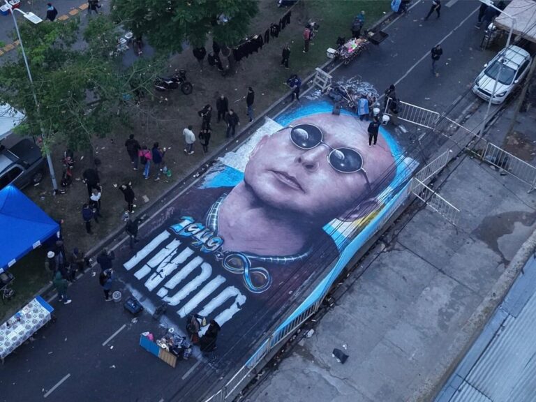 Indio Solari recibe multitudinaria despedida en Argentina