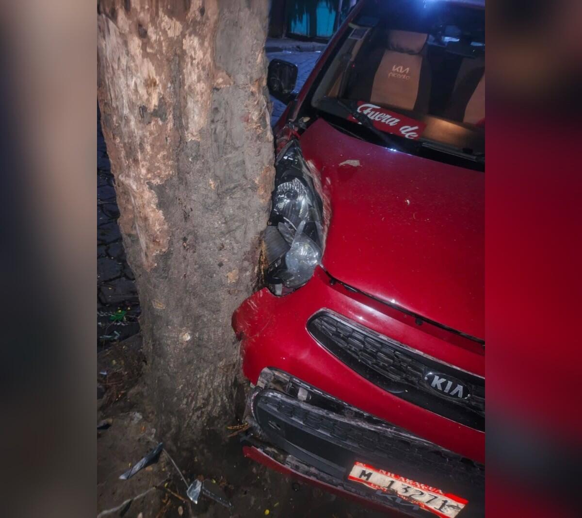 El taxi fue estrellado por los delincuentes