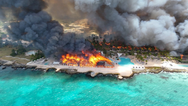 Incendio en hotel de lujo de República Dominicana deja una turista muerta y 1,700 evacuados