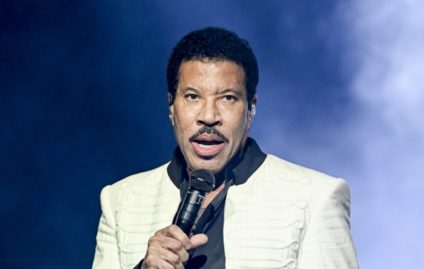 Lionel Richie preocupa a sus seguidores tras abandonar concierto por problemas de salud