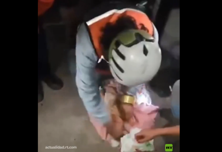 Estremecedor rescate de un bebé de 18 días tras más de 24 horas bajo los escombros