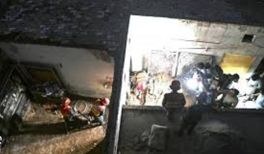 Se derrumba el techo de una escuela en Pakistán y mueren 14 niños