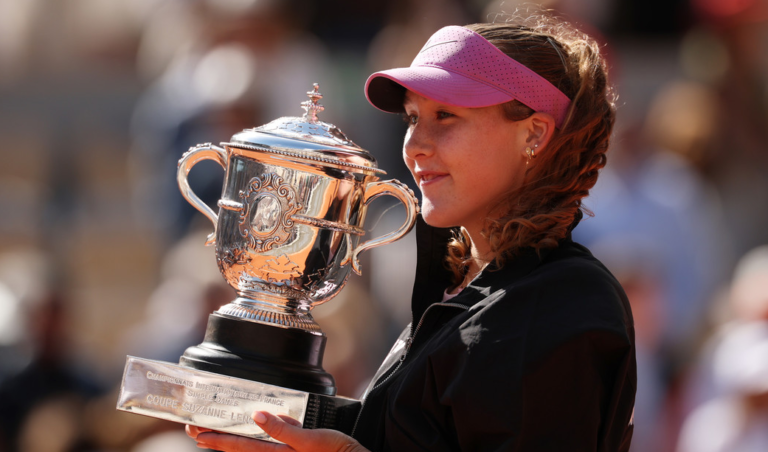 Tenista rusa de 19 años gana el torneo de Grand Slam de Roland Garros