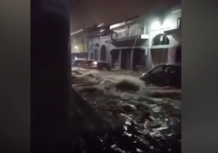Carros arrastrados y vías colapsadas por inundaciones en El Salvador