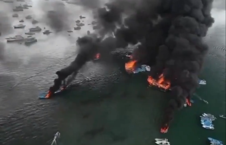 Feroz incendio devora varias embarcaciones en un puerto de Ecuador
