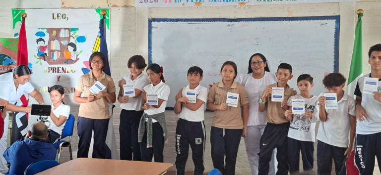 Estuidantes del Colegio Experimental México reciben vacuna VPH