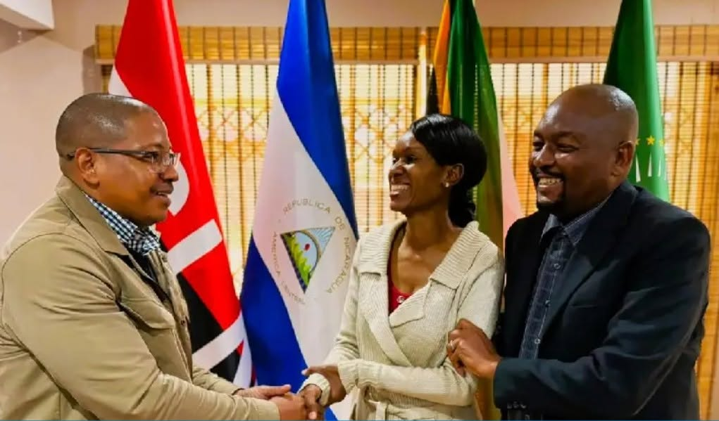 Nuestra Misión Diplomática en Sudáfrica sostuvo un encuentro con los promotores culturales Dr. Jabulani Masilela y Sra. Reginah Masilela