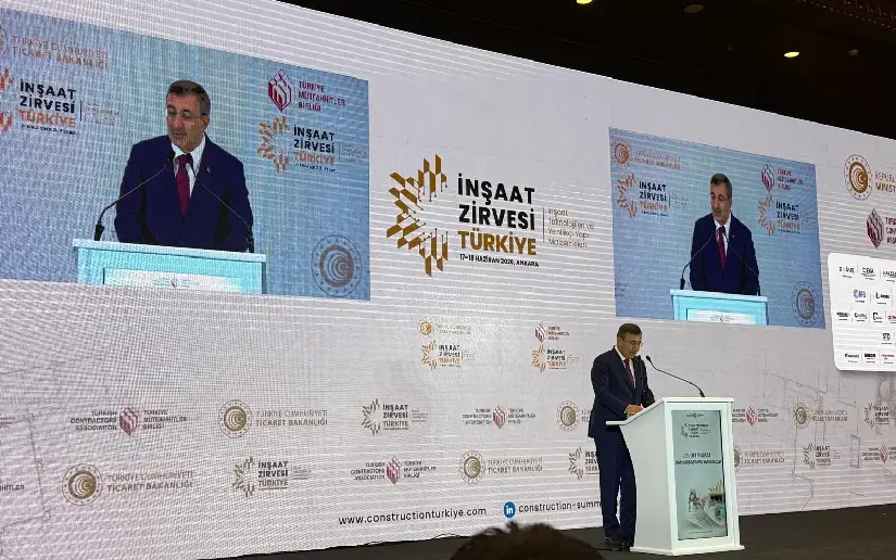 Sr. Cevdet Yılmaz, Vicepresidente de la República de Türkiye, durante la Inauguración de la Cumbre de Construcción de Türkiye.