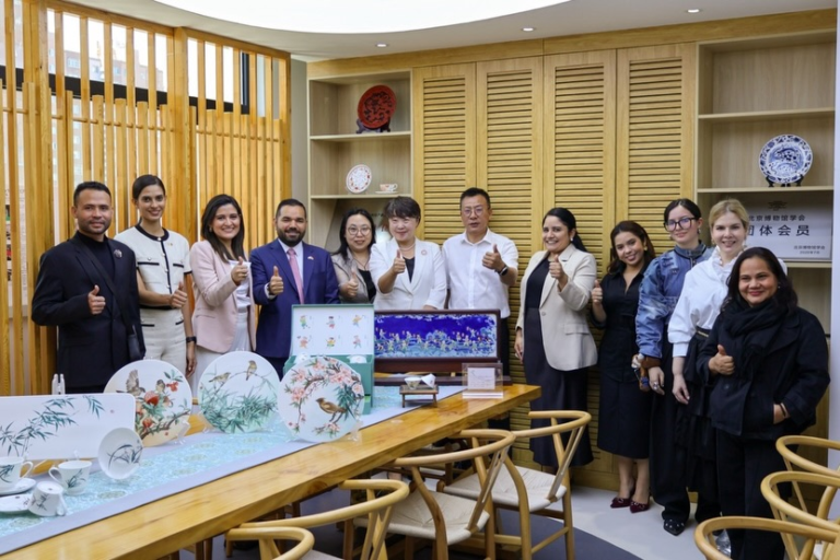 Delegación de Nicaragua Diseña visita el Instituto Técnico de Industria y Comercio de Beijing