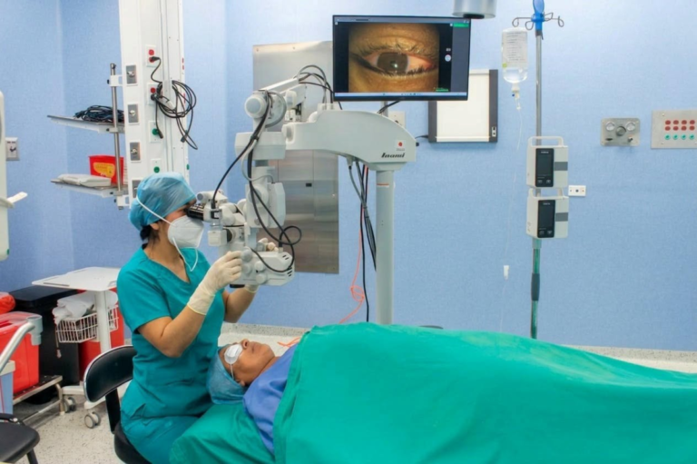 Japón dona moderno microscopio oftalmológico al Hospital Jacinto Hernández de Nueva Guinea