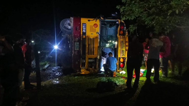 Vuelco de autobús deja varios lesionados en Bonanza