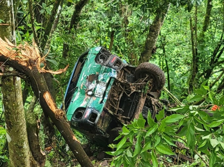 3 miembros de una familia resultan lesionados al caer camión en precipicio de Matagalpa