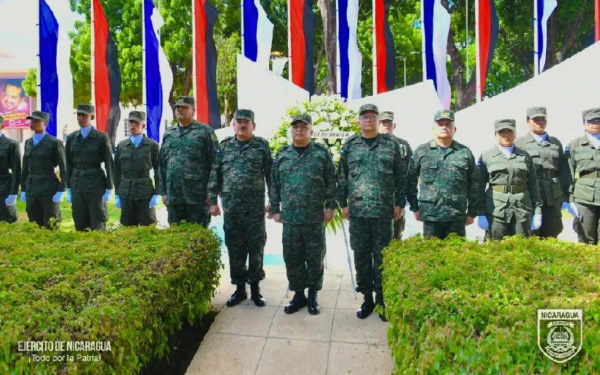 Ejército de Nicaragua coloca ofrenda floral en mausoleo del Comandante Carlos Fonseca