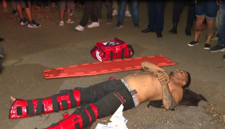 Motociclista se fractura al impactar contra poste cerca del Mercado de Mayoreo