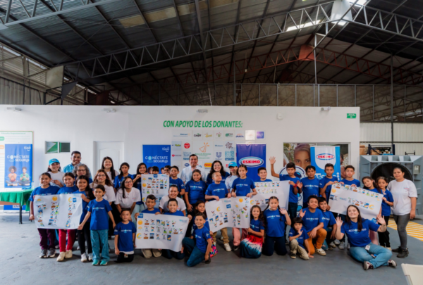 Eskimo y Tigo donan 4,000 vasos de leche al Banco de Alimentos